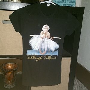 Marilyn Monroe black T-shirt